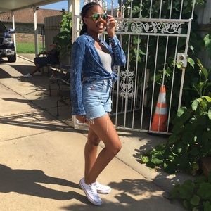 Distressed high waisted shorts (light wash)